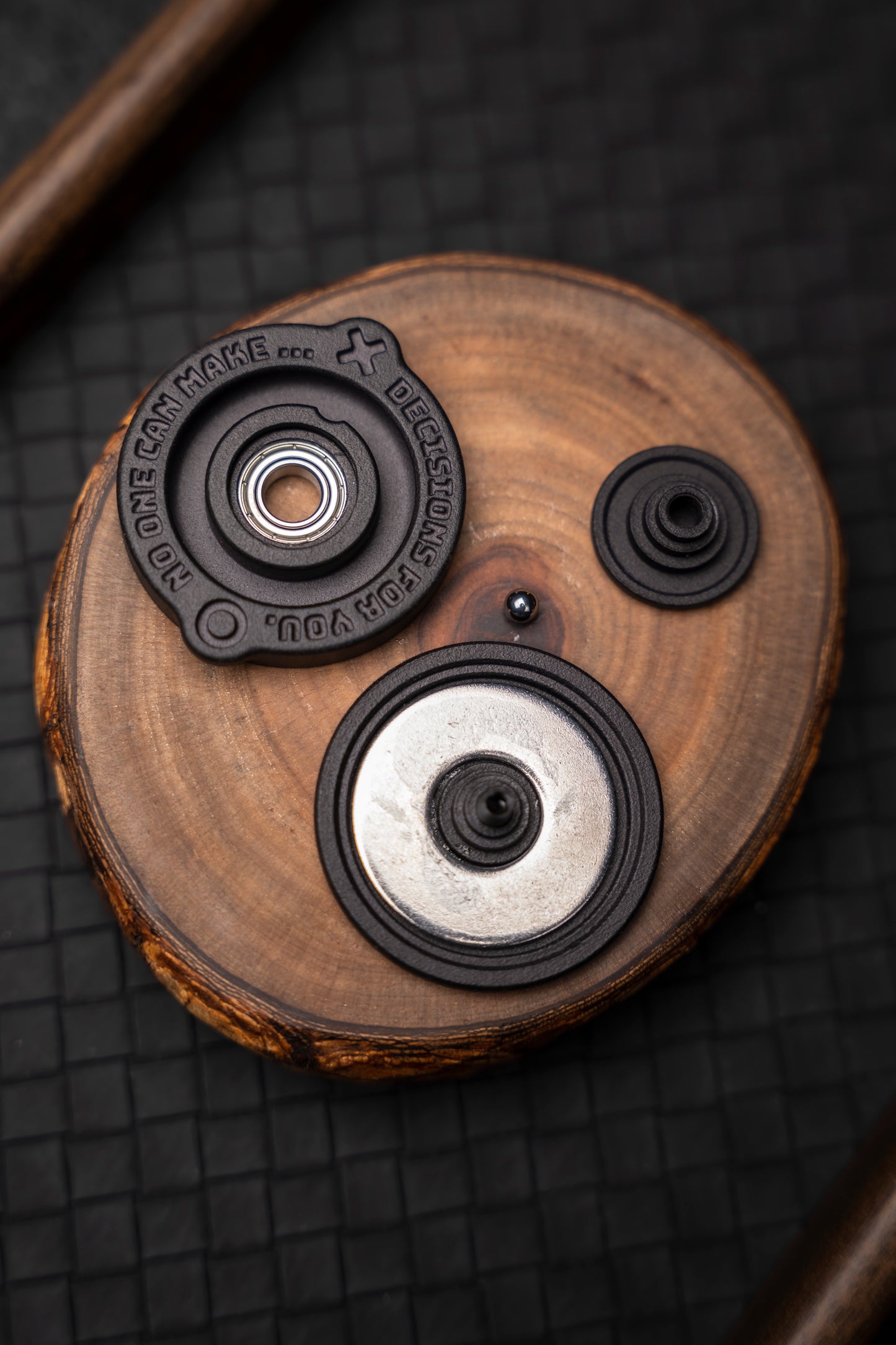 HAOTZ "Decision" – Kinetic Desktop Spinner with Inertia Track