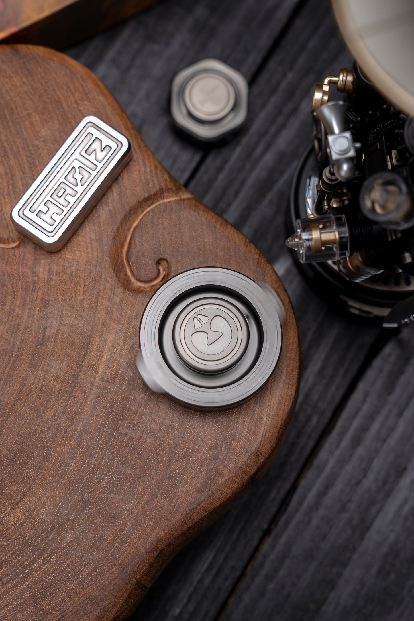 HAOTZ Metal Decision Spinner – Kinetic Magnetic Desk Toy